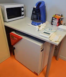 Le micro-laboratoire de la chaufferie de Decize, avec étuve et four à micro-ondes, pour le contrôle de l'humidité du bois, photo Frédéric Douard
