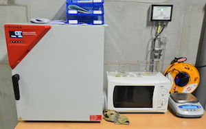 Le micro-laboratoire de la chaufferie de Nevers pour la mesure de l'humidité du bois et la facturation de l'énergie, photo Frédéric Douard