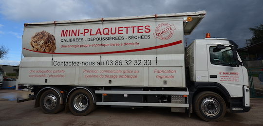 Le nouveau camion souffleur de plaquettes Transmanut avec option de déchargement gravitaire par l'arrière avec tapis roulant intégré, photo Frédéric Douard