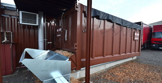 Le silo d'alimentation en bois du module Imperium installé à Vertou, avec sa trémie de remplissage vertical Hargassner, photo Frédéric Douard