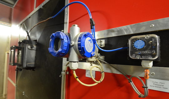 Les apports d'air de combustion de la chaudière WEISS sont gérés par des transmetteurs de pression électroniques FUJI ELECTRIC, photo Frédéric Douard