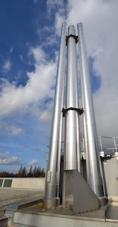 Les cheminées de 27 m en acier inoxydable qui surplombent le bâtiment a été réalisée dans les ateliers de la Chaudronnerie du Ried à Saasenheim, photo Frédéric Douard