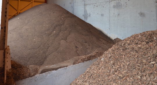 Les zones de stockage vertical, des grignons au fond et du bois au premier plan, photo Frédéric Douard