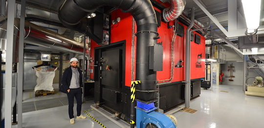 Maxime Augst, chef de projet chez EBM Thermique, devant la chaudière Agro de Compte R., photo Frédéric Douard