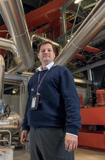 Sébastien Chaffray d'Aéroports de Paris devant sa chaufferie bois WEISS de 14 MW, photo Hervé Ronné pour l'ADEME