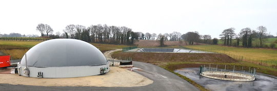 Vue sur la lagune à digestat liquide et sur la fosse de réception des liquides chez les Energiculeurs de l'Oust, photo Frédéric Douard