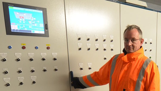 Claude Pruvot, responsable du secteur Energie chez AES Dana, dans le poste de commandes de Métha Ternois, photo Frédéric Douard