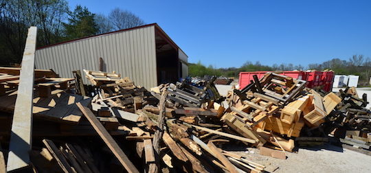 Emmaüs 52 valorise les bois d'emballages, photo Frédéric Douard