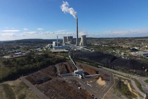 La centrale de Provence avec son parc à bois au premier plan, photo RBL-REI