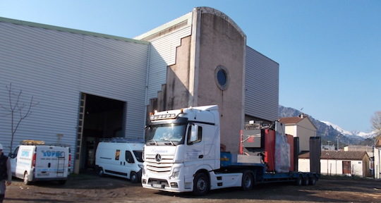 La chaudière Compte R. de 900 kW le 4 avril 2017 devant la chaufferie de Corte, photo Compte R