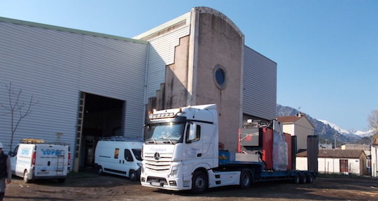 La chaudière Compte R. de 900 kW le 4 avril 2017 devant la chaufferie de Corte, photo Compte R