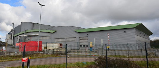 La chaufferiie bois est implantée juste à côté de l'Unité de Valorisation Energétique des ordures ménagères qui alimente également le réseau de chaleur, photo Frédéric Douard