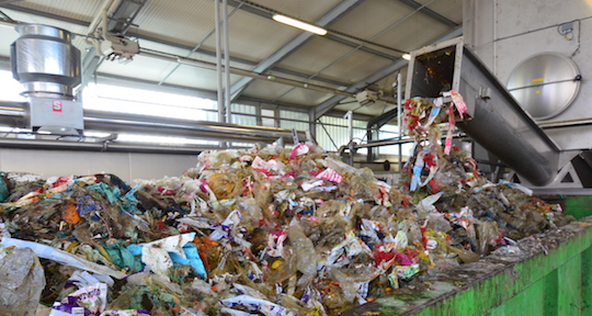 La sortie des emballages des produits déconditionnés chez Agrivalor, photo Frédéric Douard
