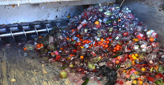 La trémie de réception des biodéchets à déconditionner chez Agrivalor, photo Frédéric Douard