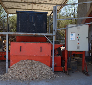 Le broyeur lent UNTHA permettant la préparation du combustible chez Emmaüs 52, avec déversement direct dans le silo de la chaufferie, photo Frédéric Douard