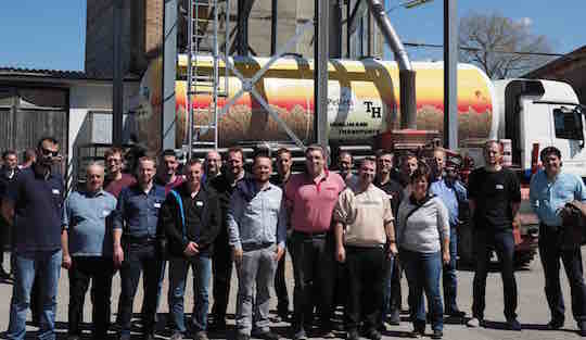 Le groupe en formation lors de la visite des Ets Pellets du Jura à Vendlincourt, photo Propellet Suisse