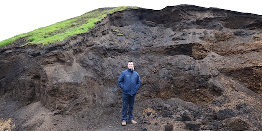 La SCEA Ropert aura à disposition de nombreux intrants extérieurs comme ici des déchets de blé noir derrière Adrien Haller, pour alimenter son nouveau digesteur, photo Frédéric Douard