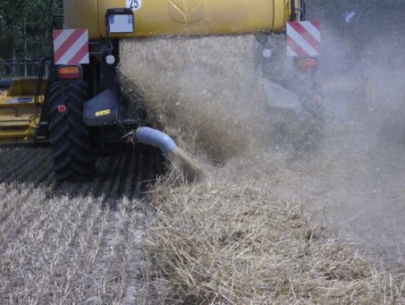 Menue paille injectée sur l'andain de paille, photo AGROinLOG
