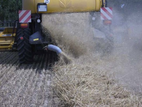 Menue paille injectée sur l'andain de paille, photo AGROinLOG