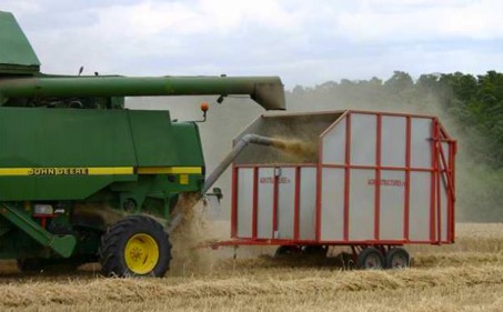 Remorque tractée pour la collecte de menue paille, photo AGROinLOG