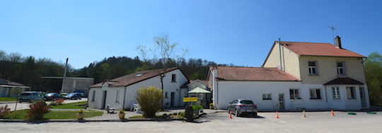 Vue partielle du centre Emmaüs de Foulain, avec sa chaufferie bois à gauche, photo Frédéric Douard