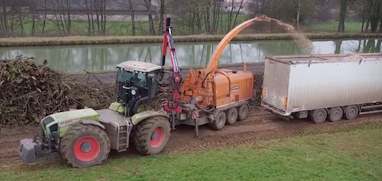 Chantier de déchiquetage de bois Sabelor avec Valormax DM80-120 et Xerion 3800