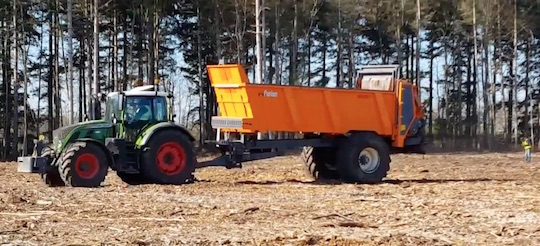 Epandage de cendres de bois sur une parcelle forestière à replanter