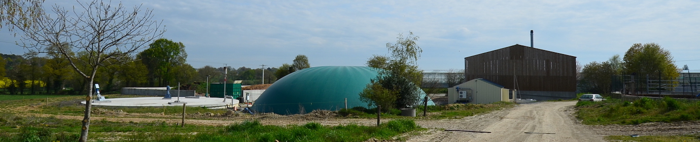 Le site des Friches à Saint-Nicolas-du-Tertre avec l’unité de méthanisation, la chaufferie bois et le serre, photo Frédéric Douard