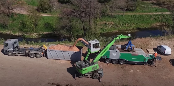 Déchiquetage de palmiers et autres bois du sud de la France à l’AXTOR 6010 EC