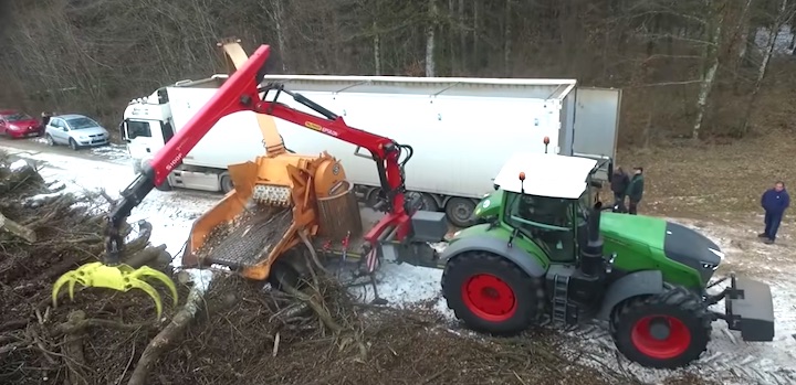 Chantier de déchiquetage de bois-énergie dans les Vosges avec un ValorMax D tracté