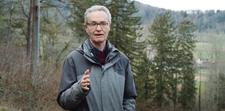 Le scientifique suisse Peter Brang explique l’utilité du chauffage au bois pour le climat