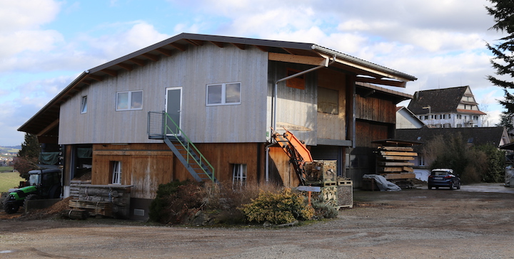 L’énergie du bois produite à la ferme pour chauffer les habitants d’un village