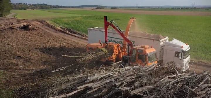 Le broyeur de bois-énergie à gros débit Valormax DMC 821 sur camion de Noremat