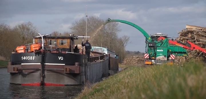 Chantier vertueux de bois-énergie avec déchiquetage et transport en péniche