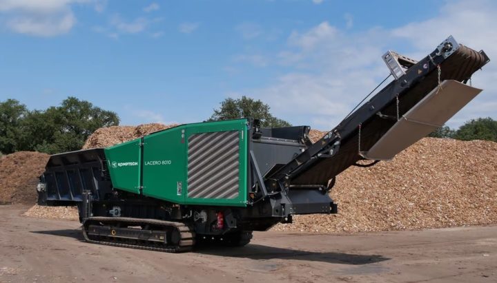 Le broyeur Lacero Komptech transforme jusqu’à 400 m³ de biomasse ligneuse à l’heure