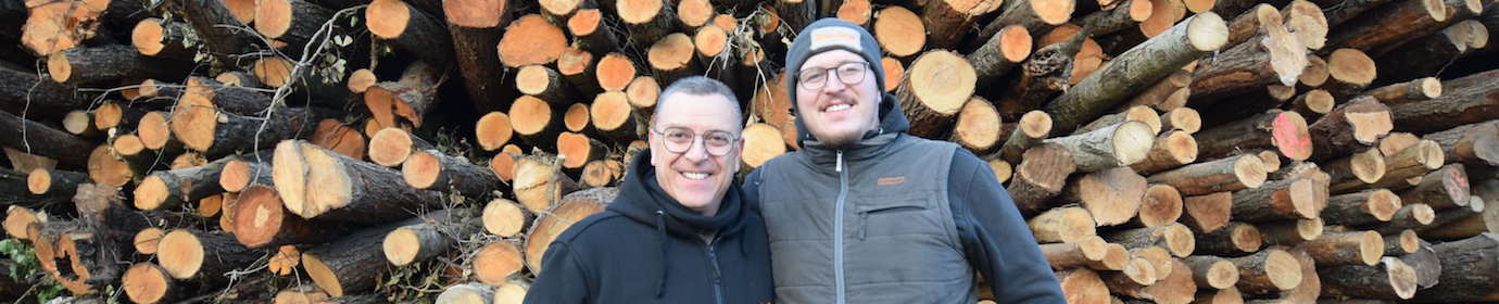 Franck Fayolle et son fils Quentin, producteurs de bois-énergie dans le Rhône, photo Frédéric Douard