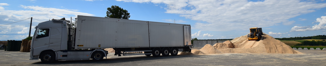 Livraison de produits connexes de scieries pour la production de granulé de bois, photo Frédéric Douard